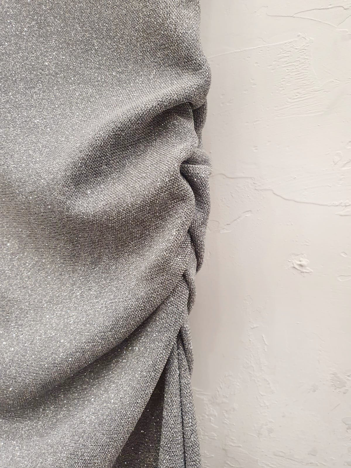 Vestido gris claro con fruncido lateral y textura acanalada