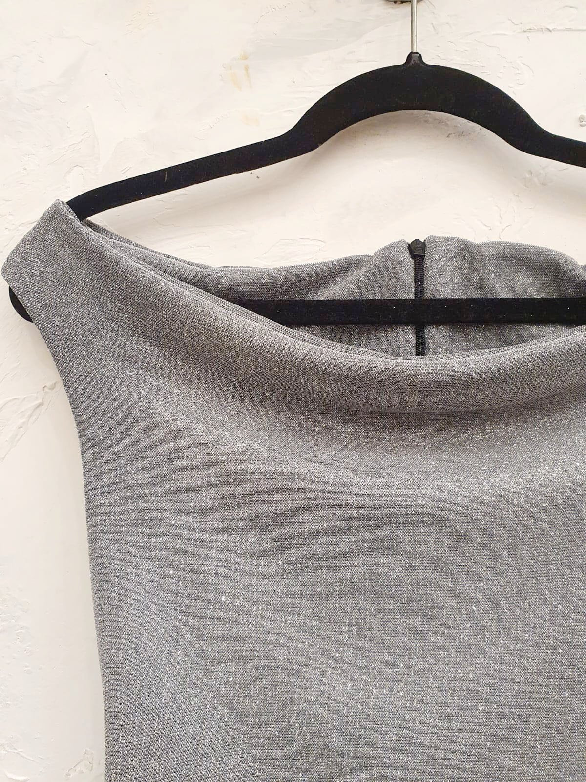 Vestido gris claro texturado con escote barco y cierre trasero