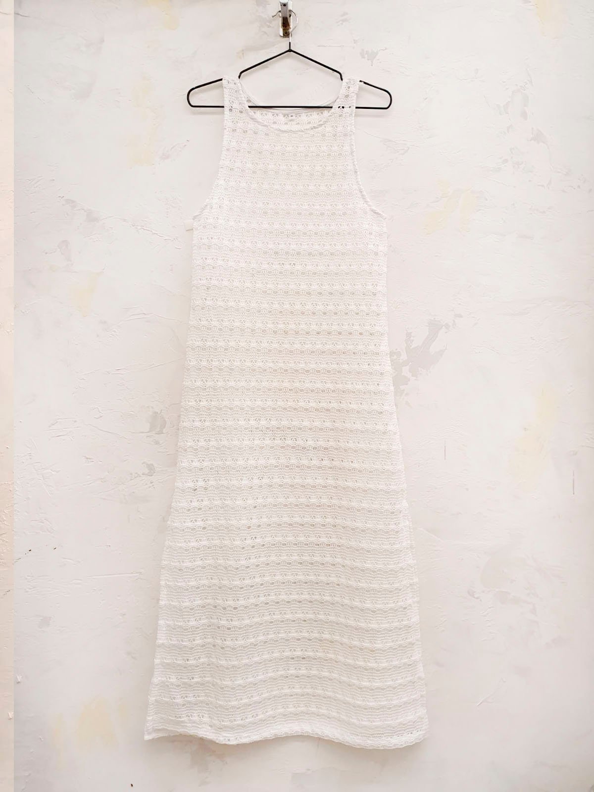 Vestido blanco texturado sin mangas y escote redondo