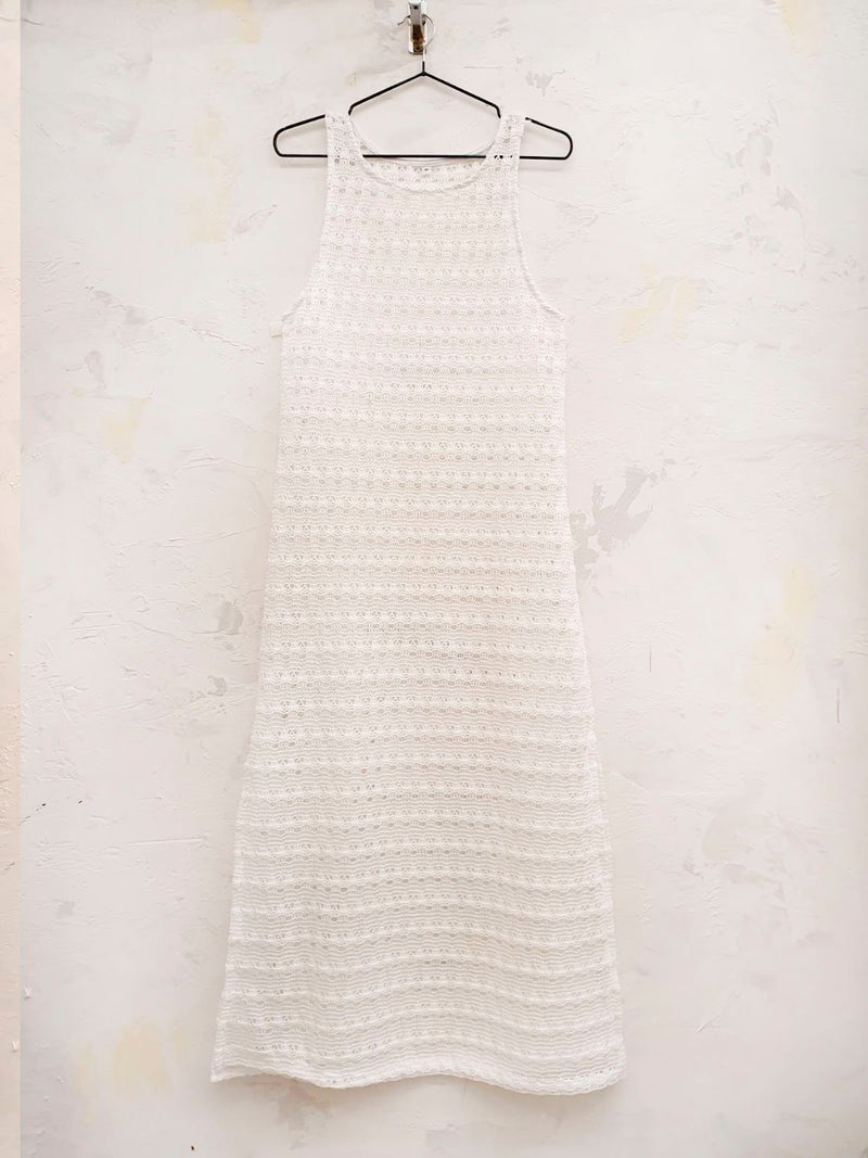Vestido blanco texturado sin mangas y escote redondo