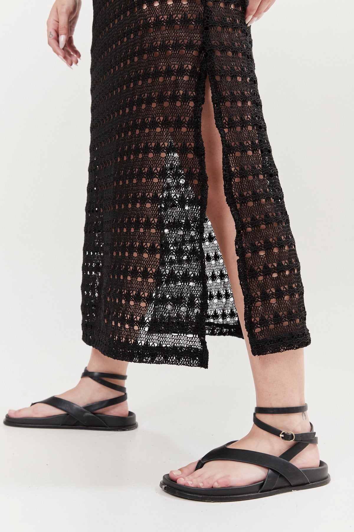 Vestido negro de crochet con abertura lateral y largo midi
