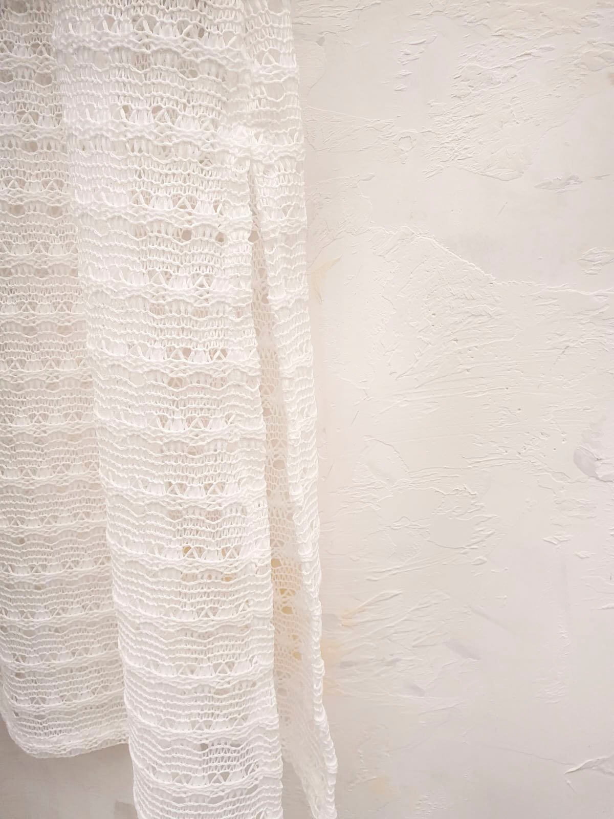 Vestido blanco de encaje calado con manga larga