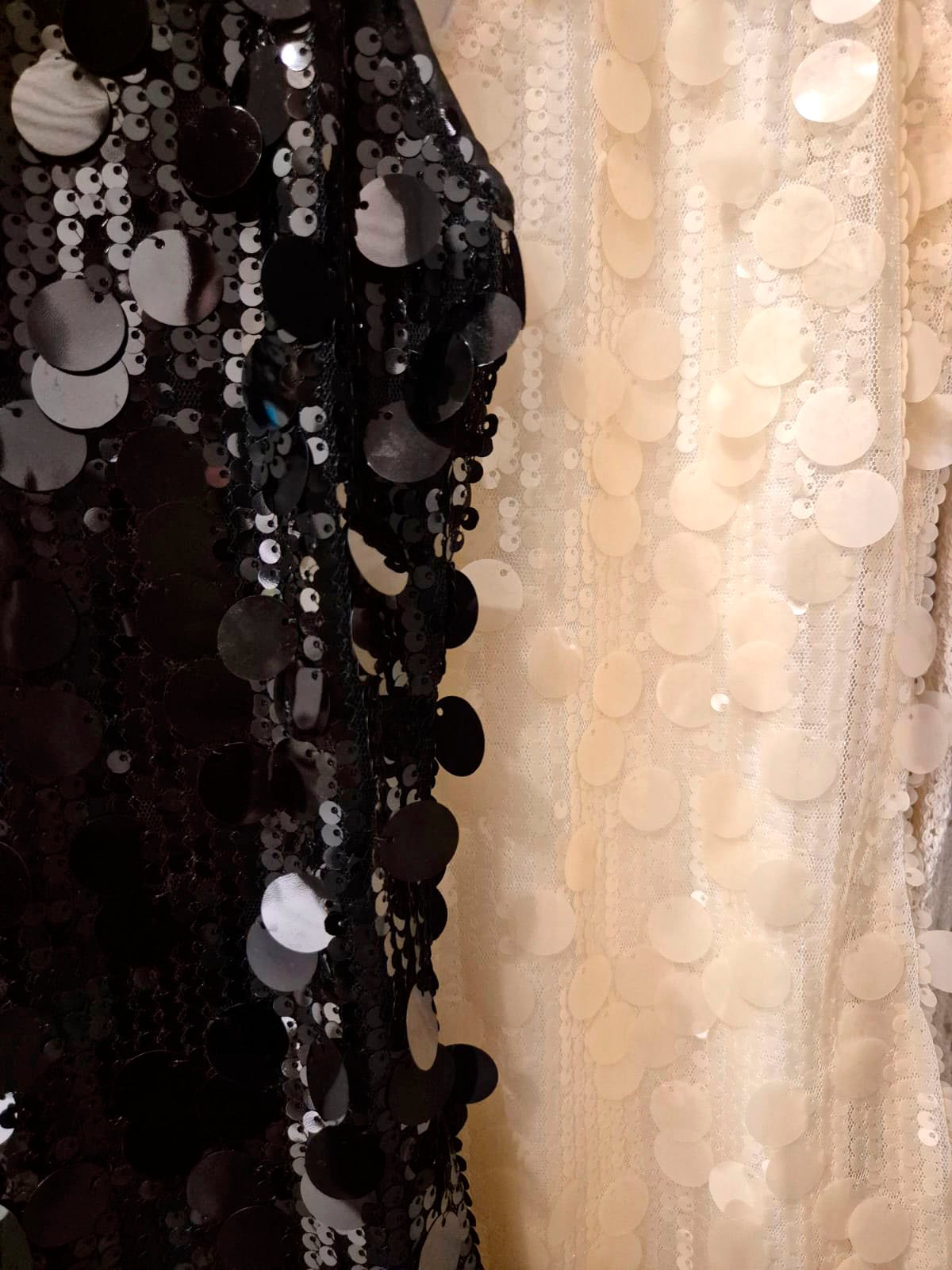 Vestido negro con lentejuelas y beige con lentejuelas