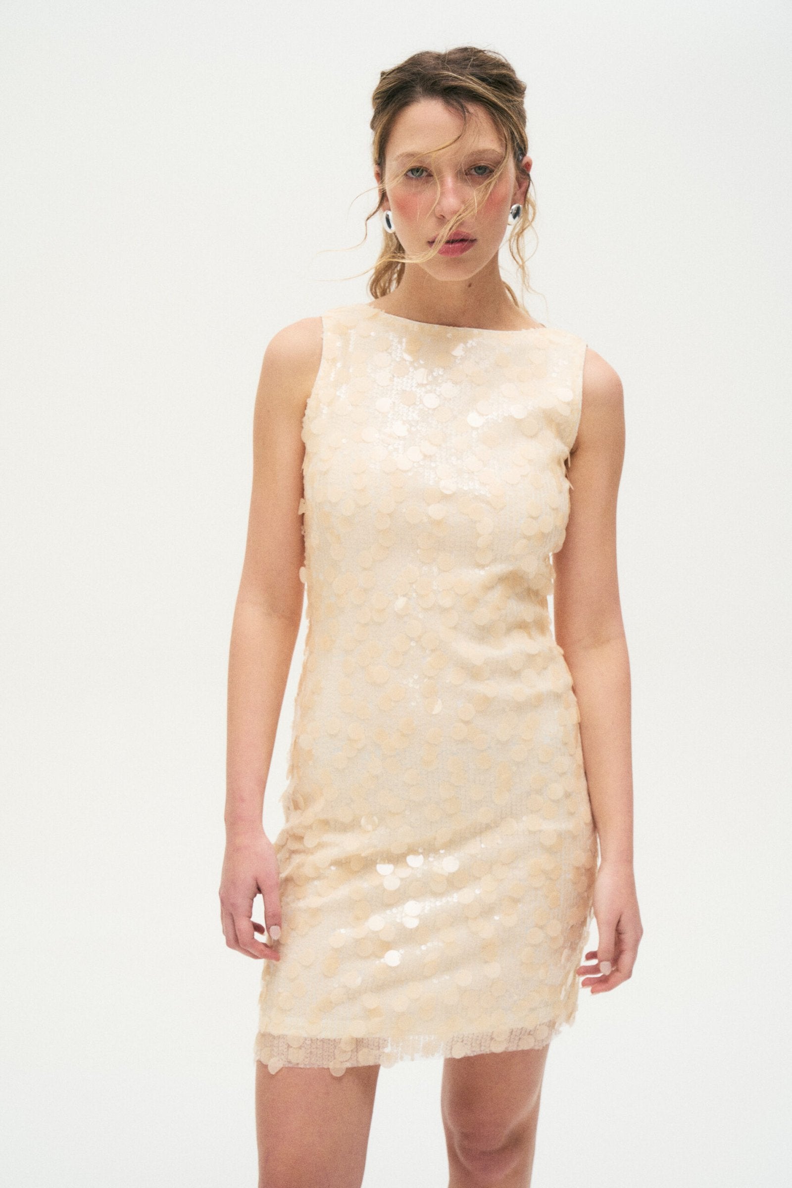 Vestido beige sin mangas con textura floral y largo a la rodilla