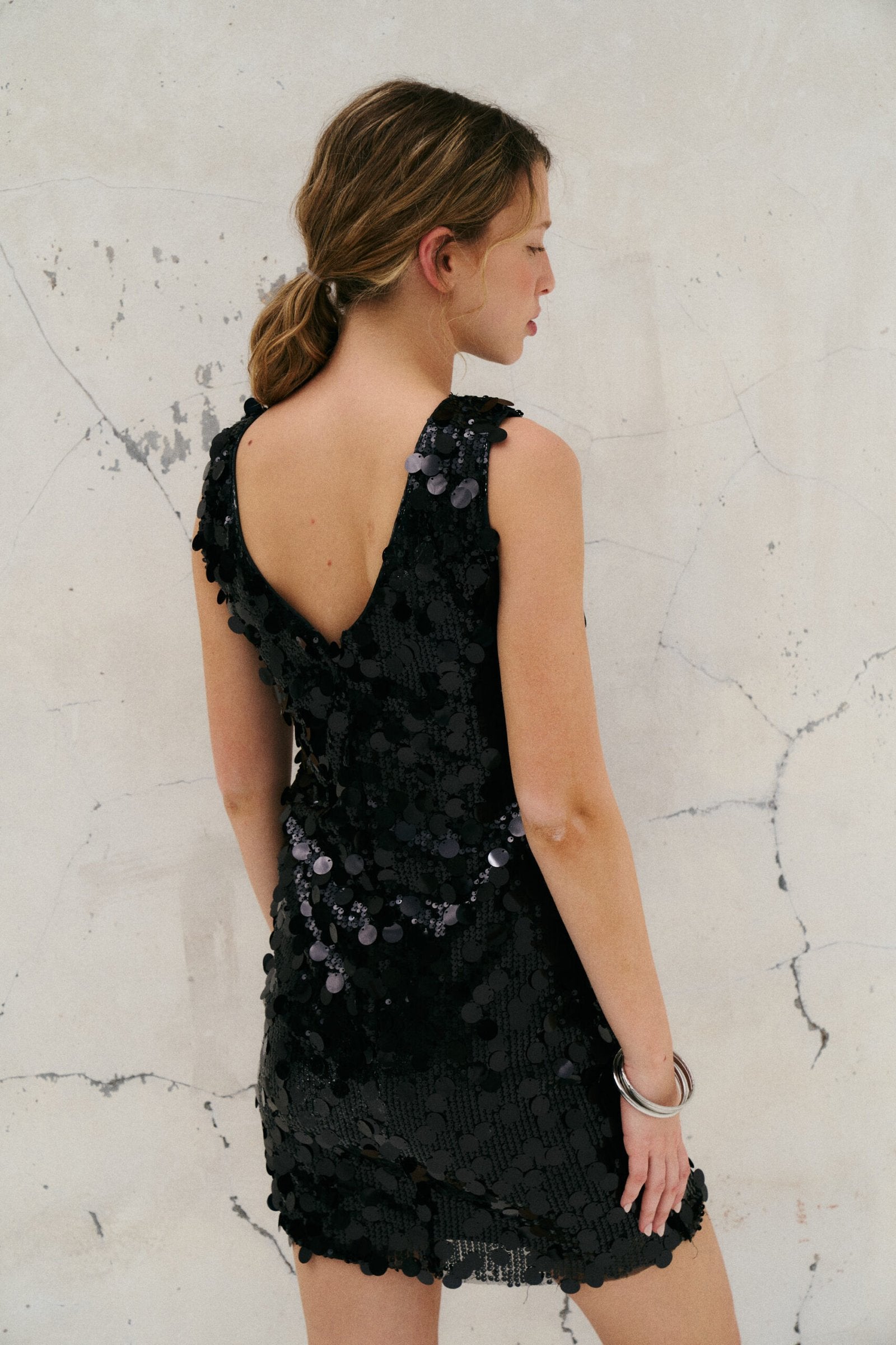 Vestido negro sin mangas con lentejuelas y escote en V