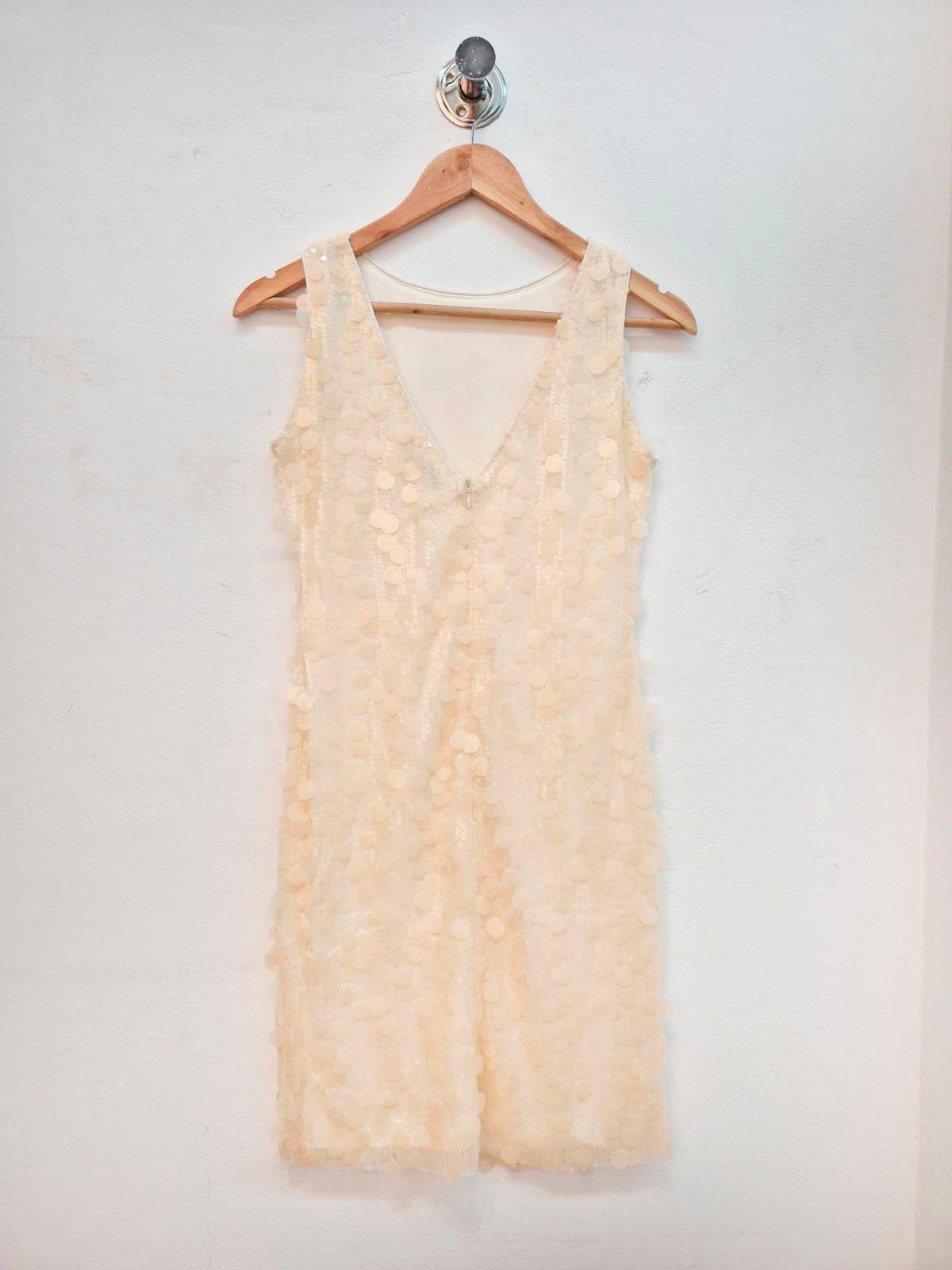 Vestido beige con aplicaciones texturadas y escote en V profundo