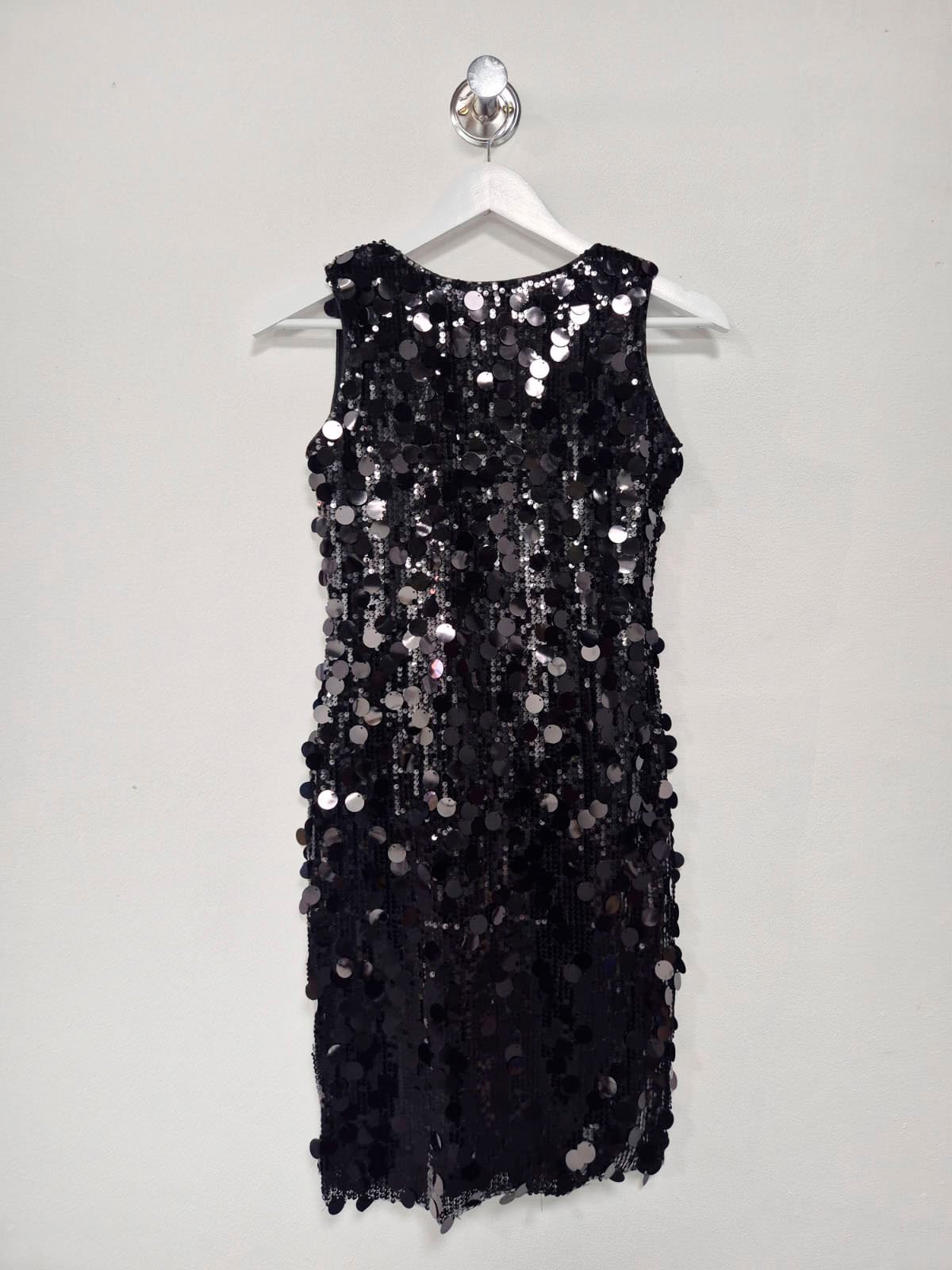 Vestido negro sin mangas con lentejuelas plateadas y negras