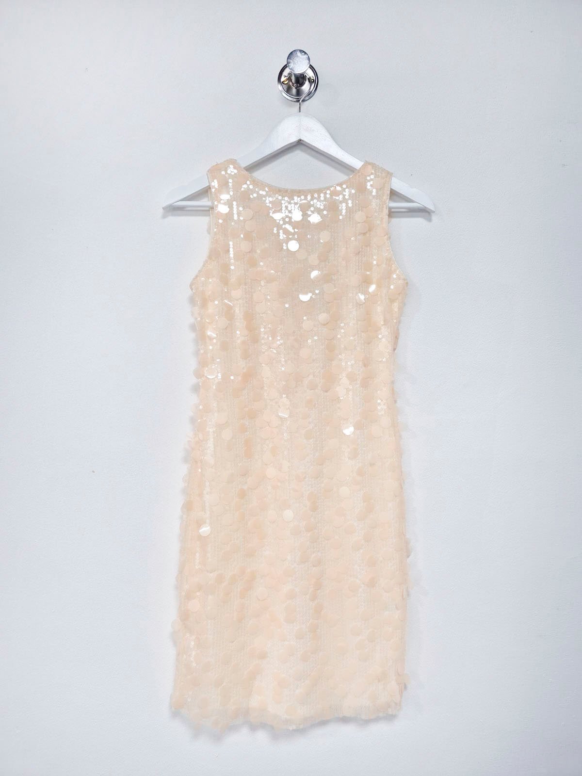 Vestido beige sin mangas con lentejuelas blancas y cuello redondo