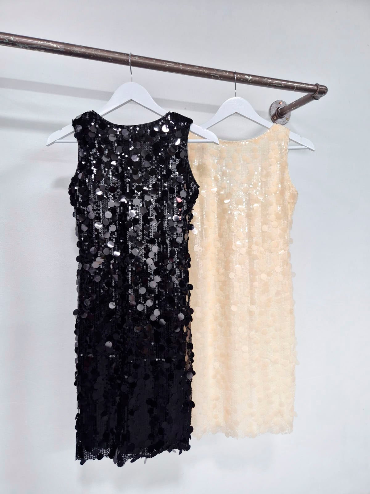 Vestido corto negro con lentejuelas y escote redondo sin mangas