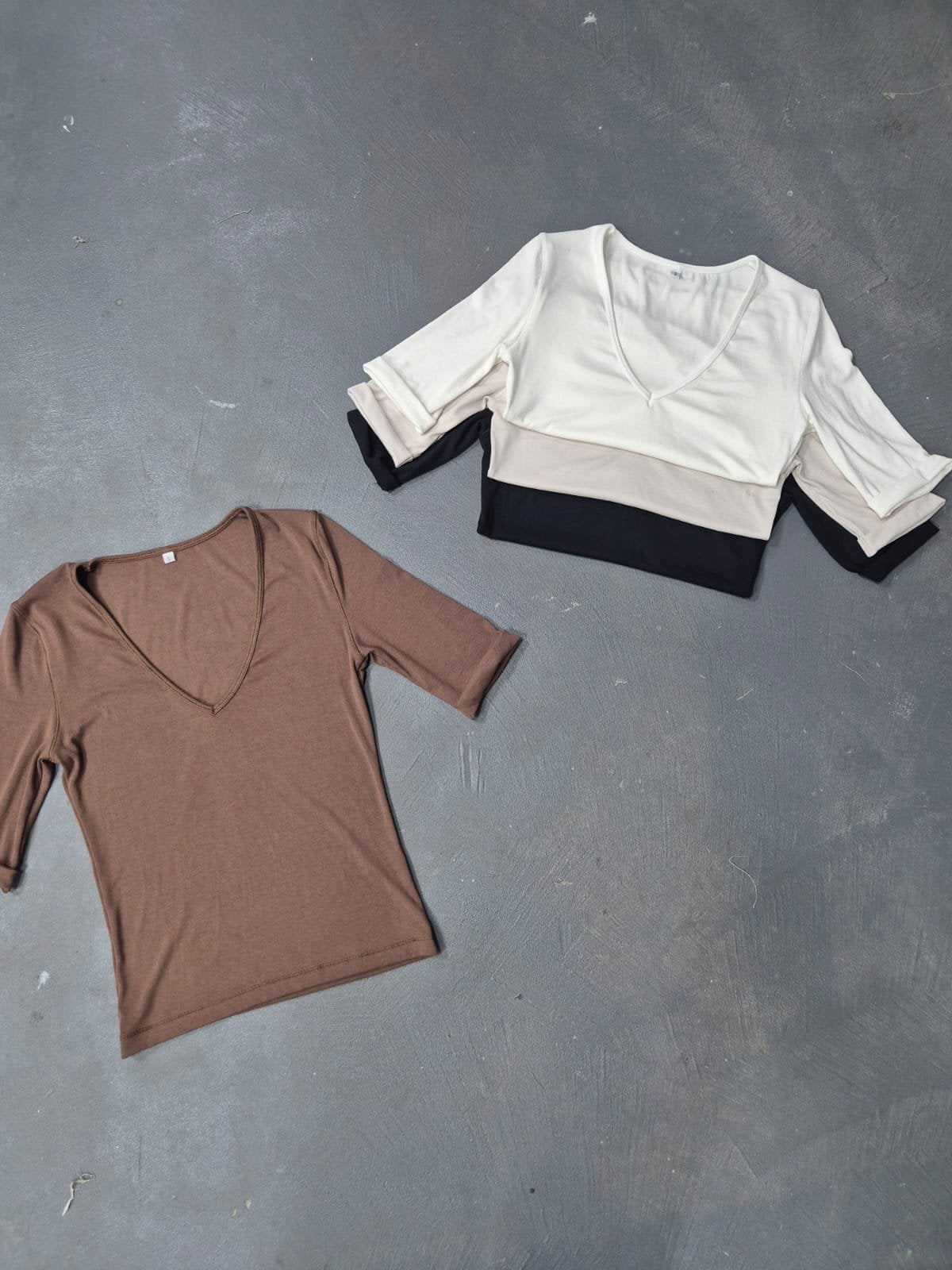 Remera beige claro de algodón con cuello V y manga tres cuartos