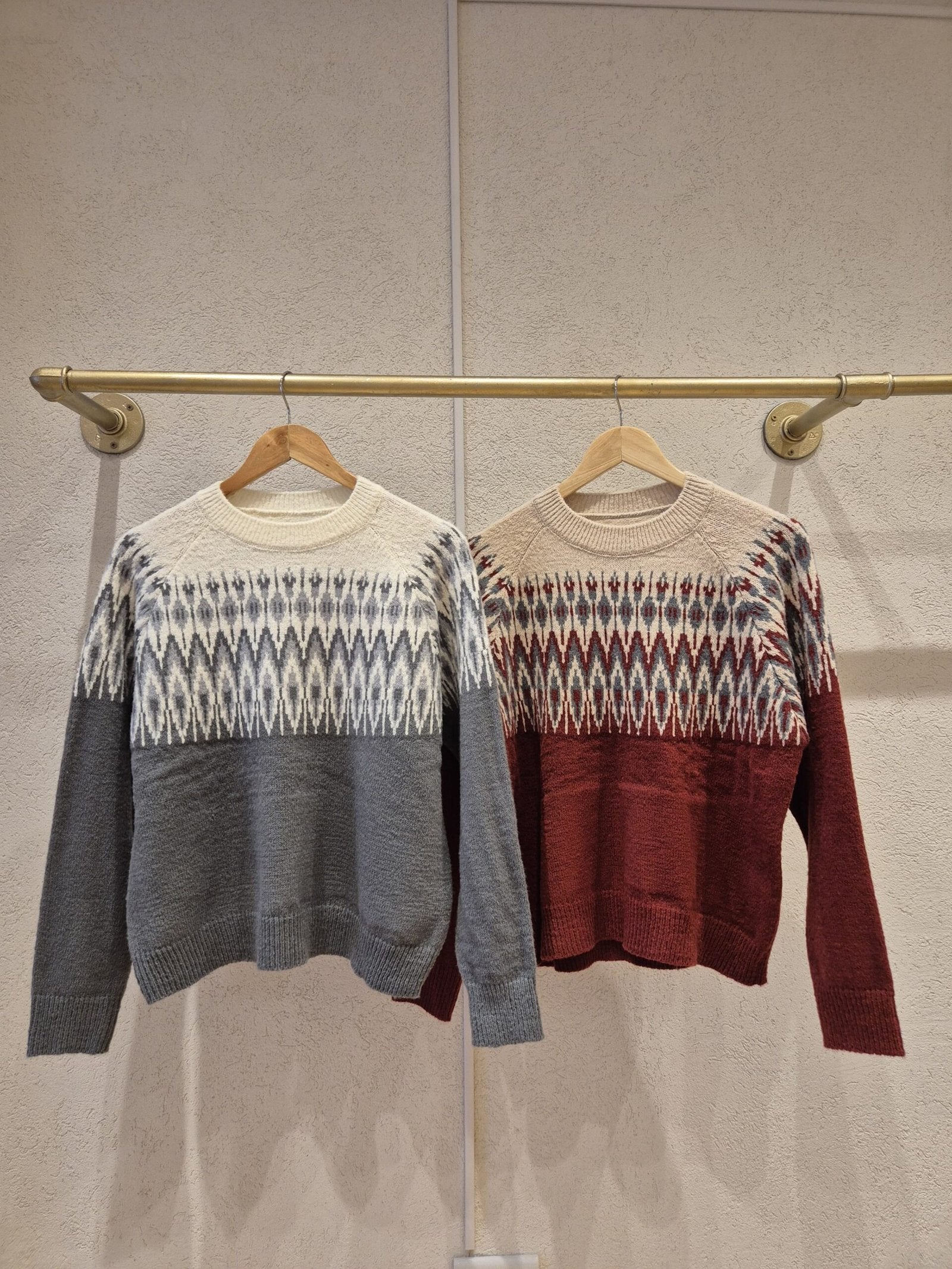 Sweater con patrón geométrico, cuello redondo y mangas largas