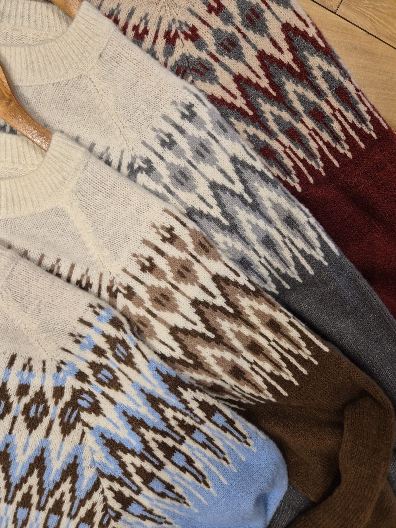 Sweater tejido con patrón geométrico en crema, borravino y azul