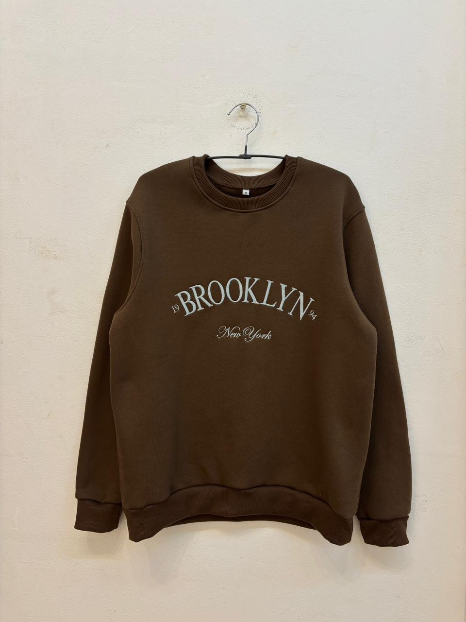 Buzo marrón chocolate con estampado Brooklyn New York al frente